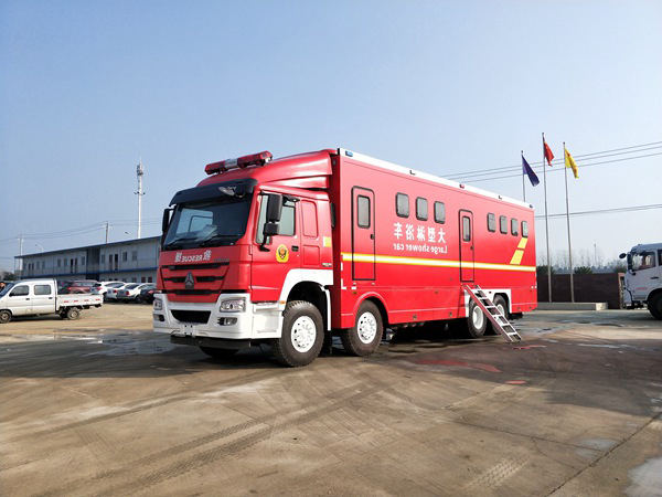重汽豪沃前四后八淋浴車(chē)