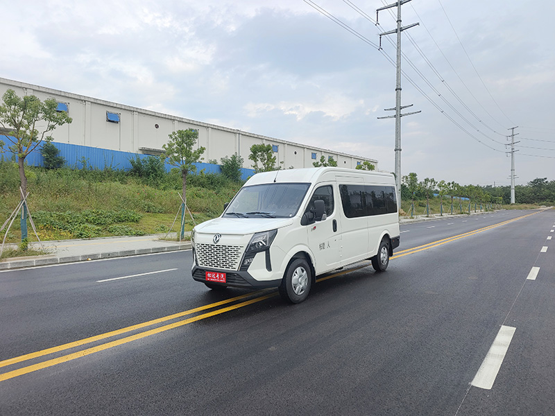 東風(fēng)御風(fēng)中軸殯儀車