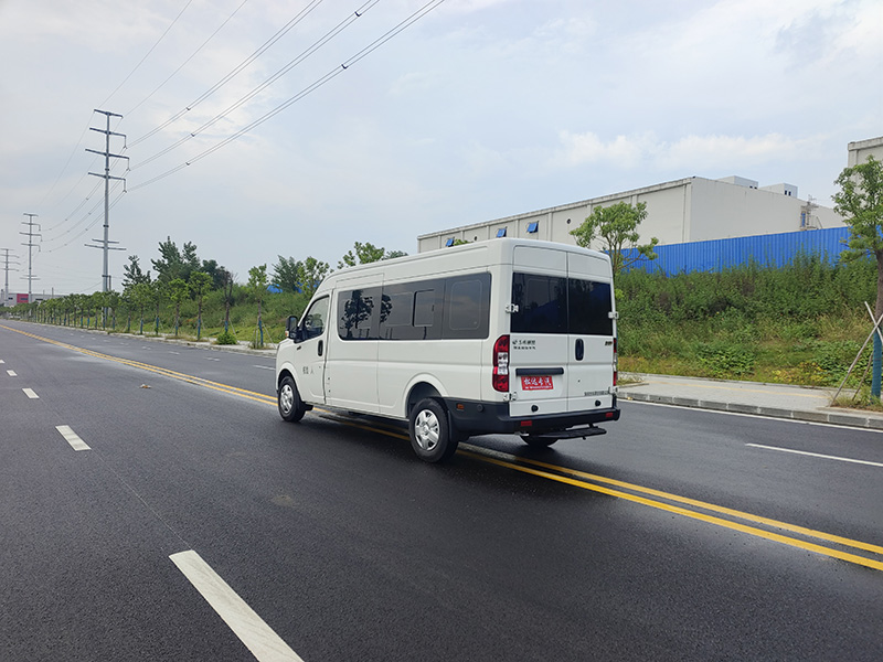 東風(fēng)御風(fēng)中軸殯儀車