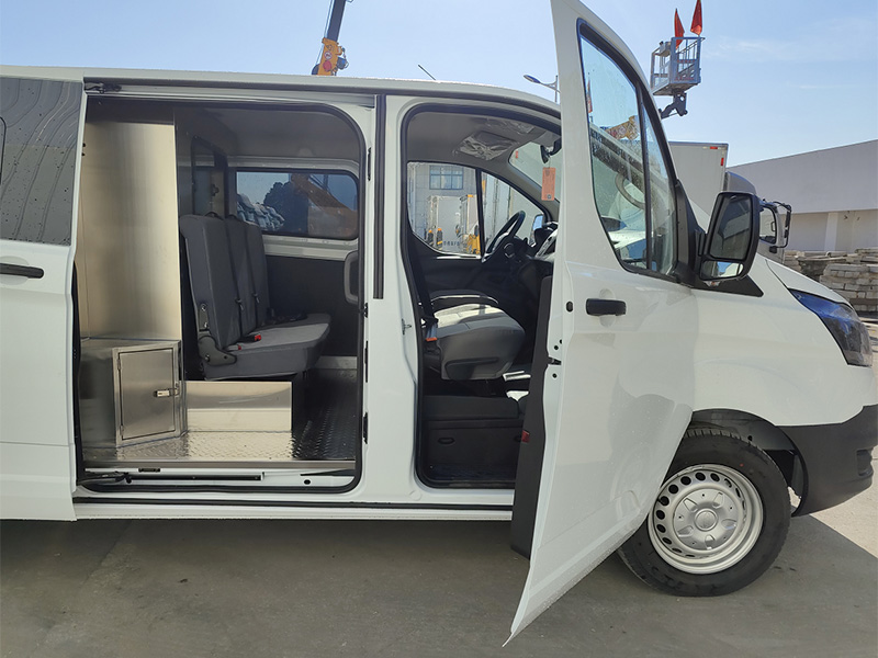 福特新全順汽油（中軸低頂）殯葬服務(wù)車