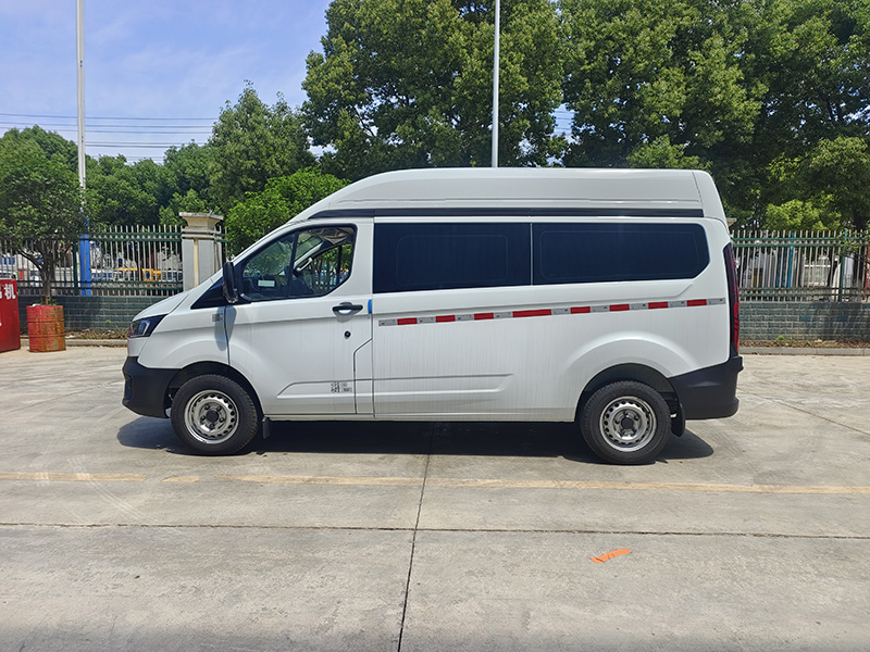 福特新全順柴油（中軸中頂）殯葬服務(wù)車